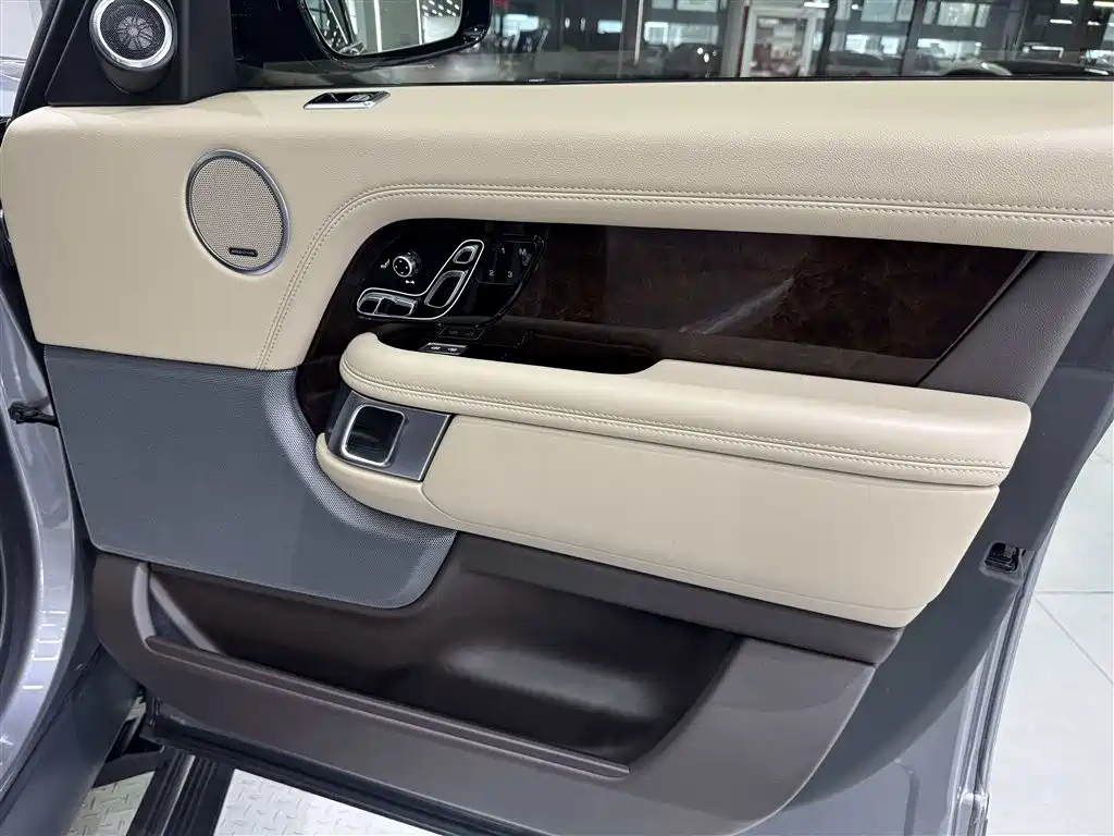 Land Rover Range Rover 2021 — фото 30