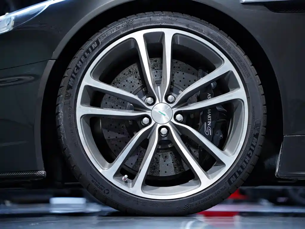 Aston Martin DBS 2010 — фото 18