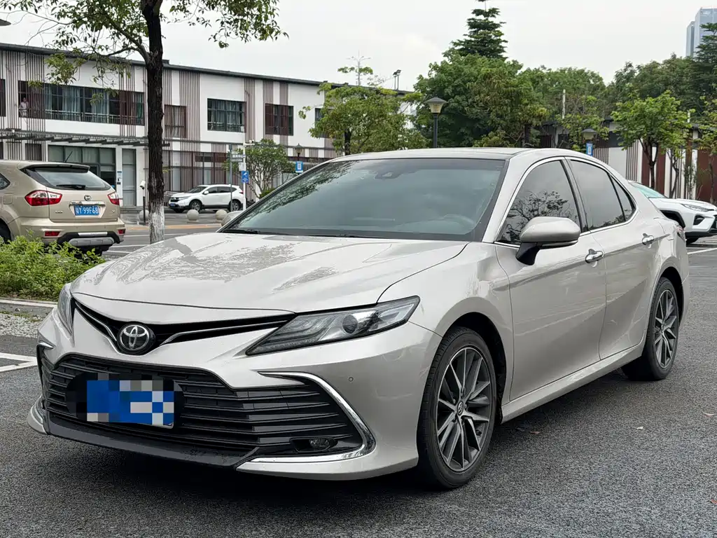 Toyota Camry 2022 — фото 1