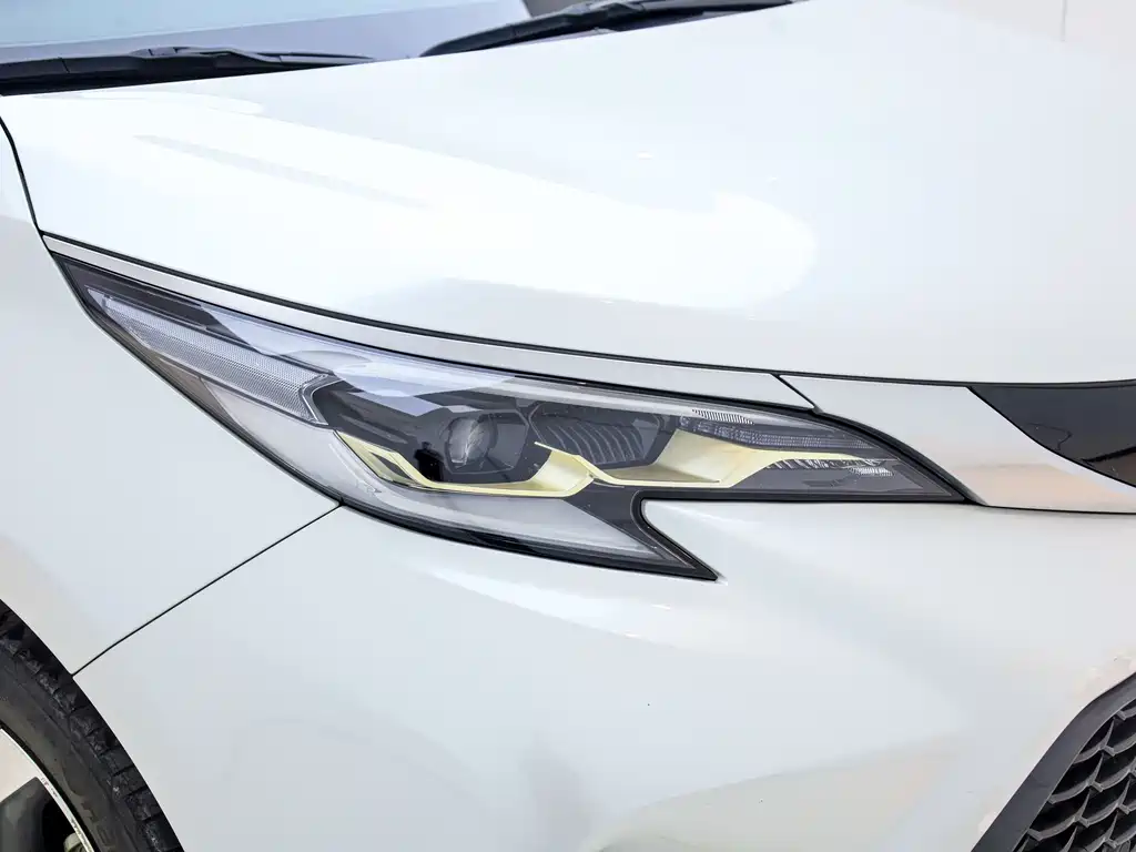 Toyota Granvia 2023 — фото 14
