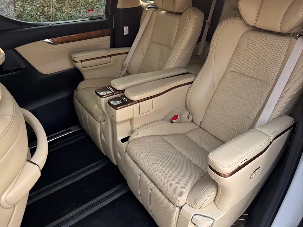 Toyota Alphard 2017 — фото 11