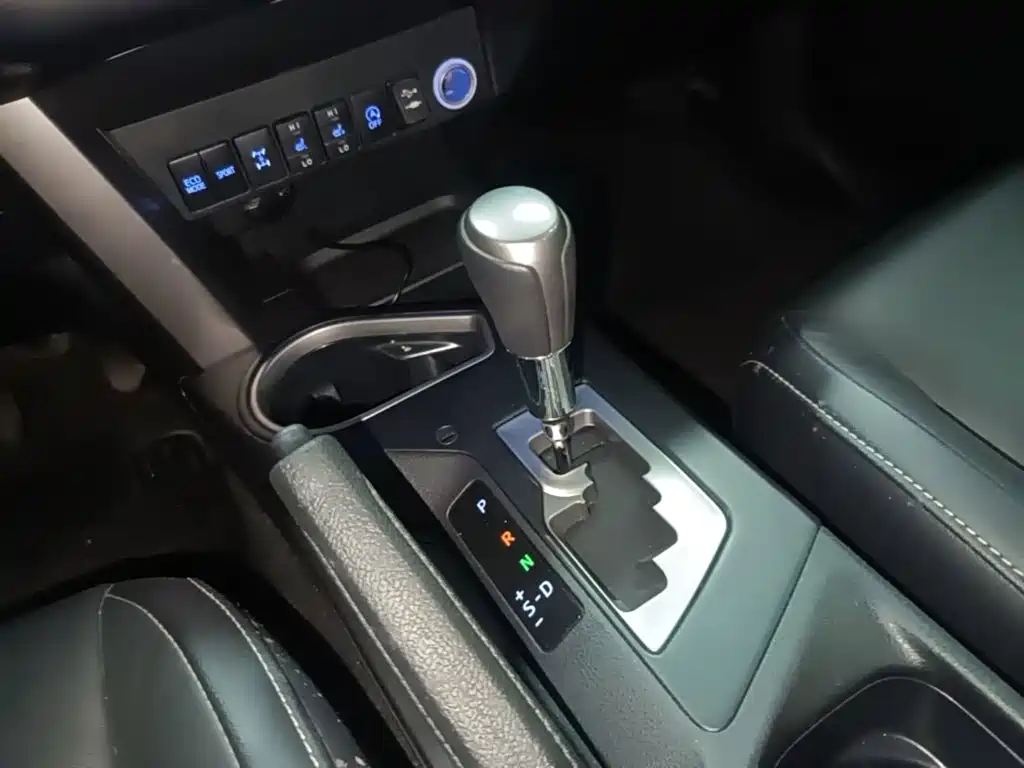 Toyota RAV4 2018 — фото 14