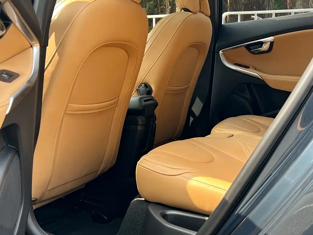 Volvo V40 2018 — фото 11