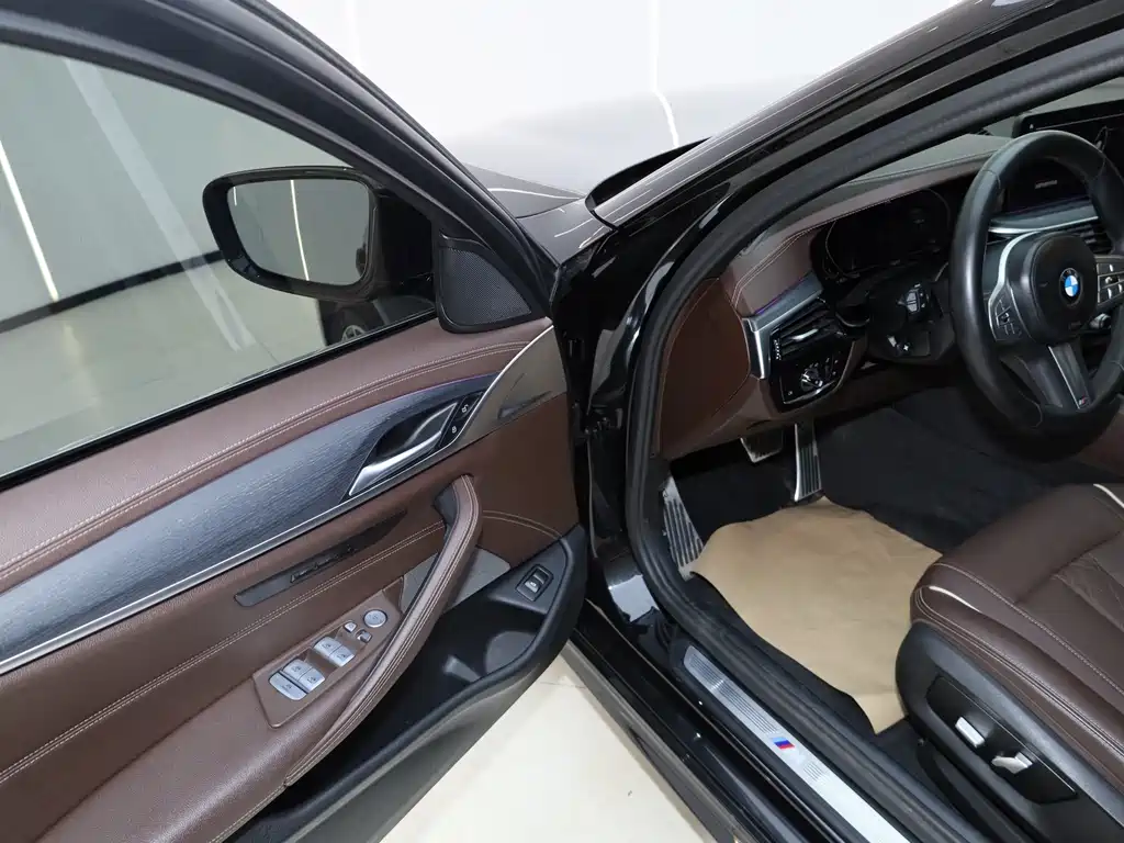 BMW 5 Series 2023 — фото 15