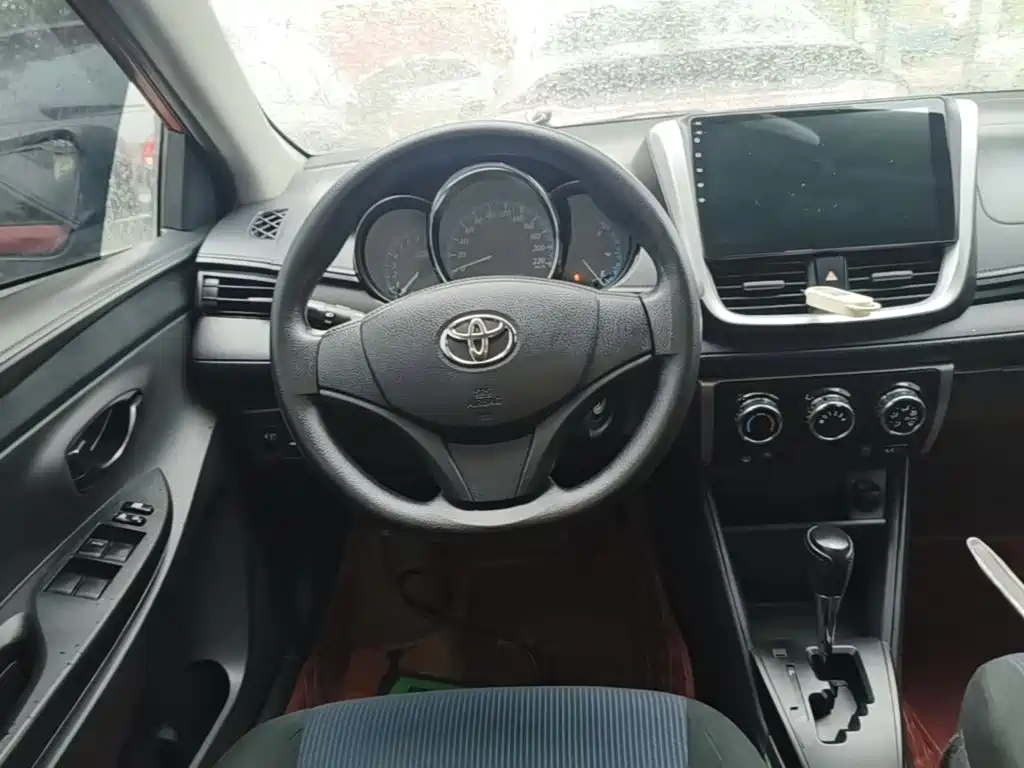 Toyota Yaris L 2018 — фото 11