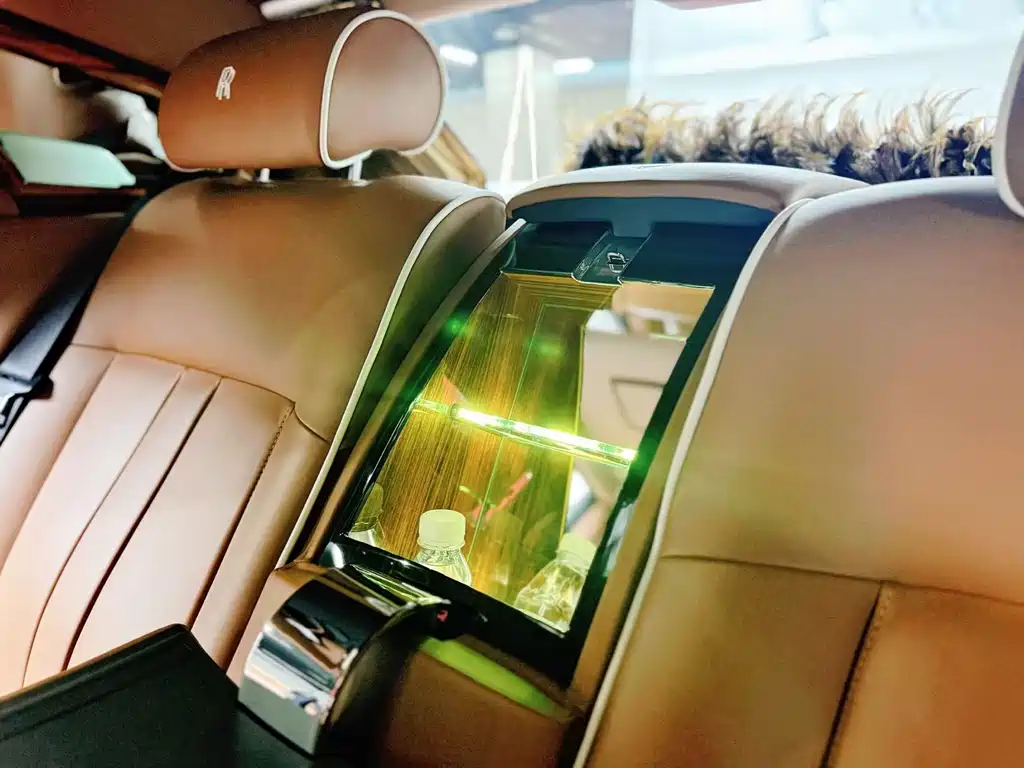Rolls-Royce Phantom 2016 — фото 16