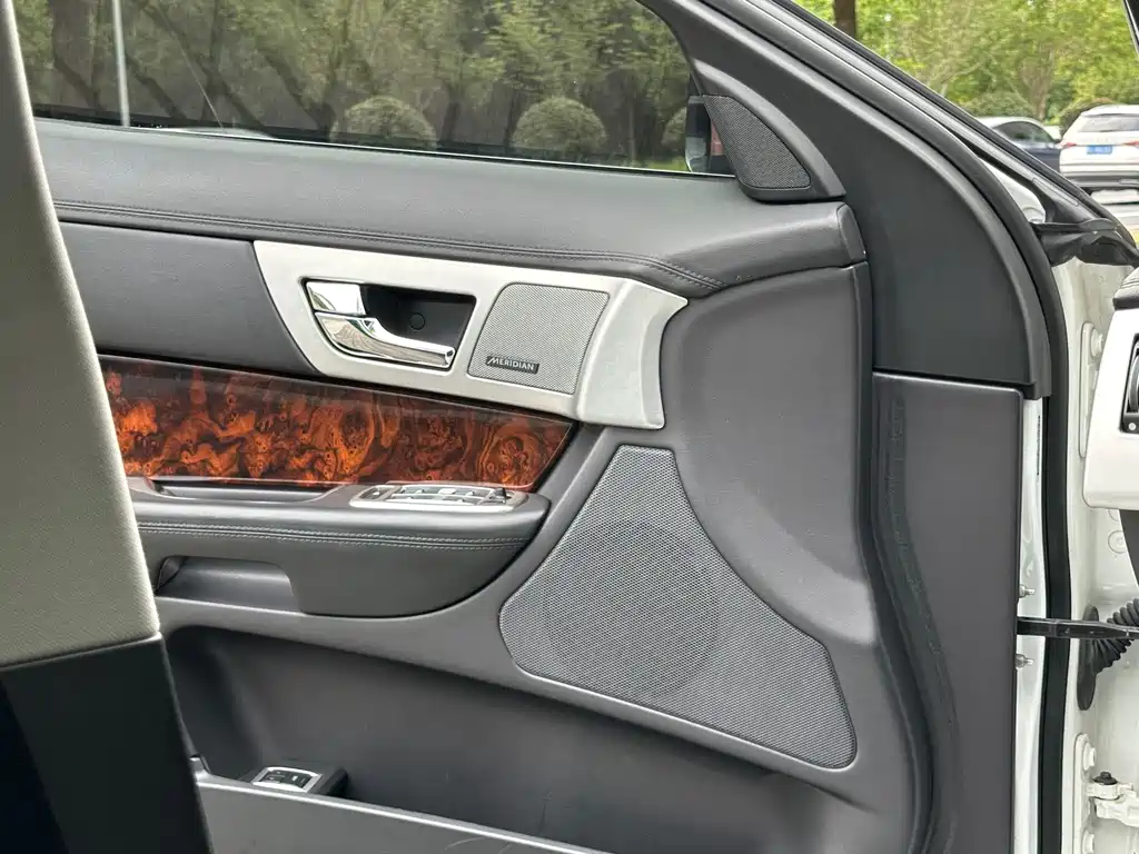 Jaguar XF 2013 — фото 11