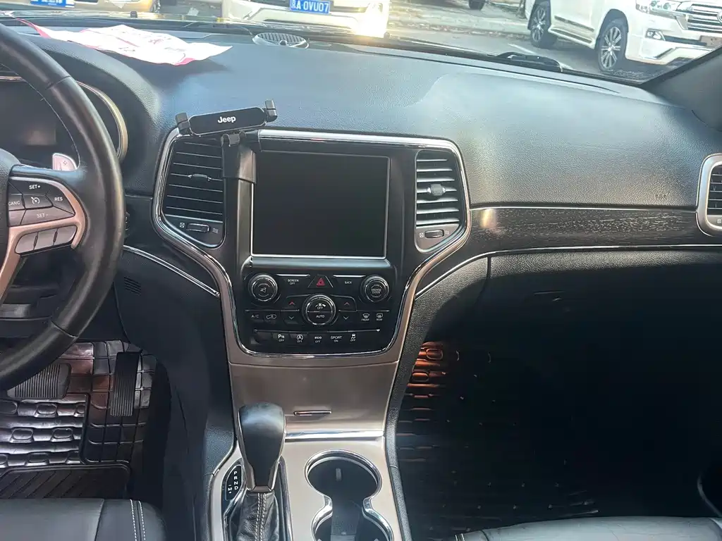Jeep Grand Cherokee 2018 — фото 21