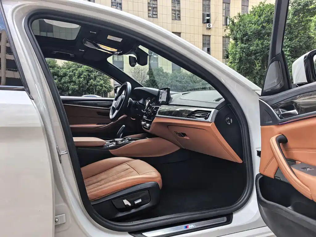 BMW 5 Series 2018 — фото 20