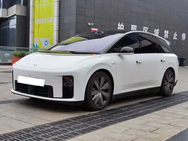 Li Auto i8 2025