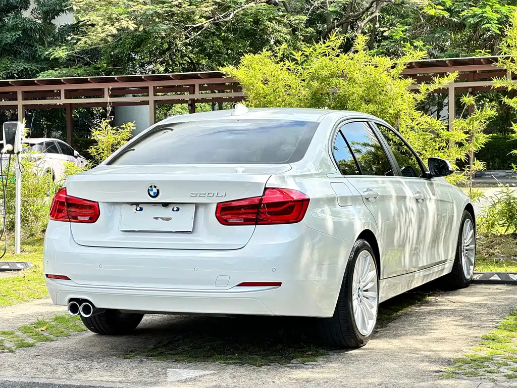 BMW 3 Series 2018 — фото 17