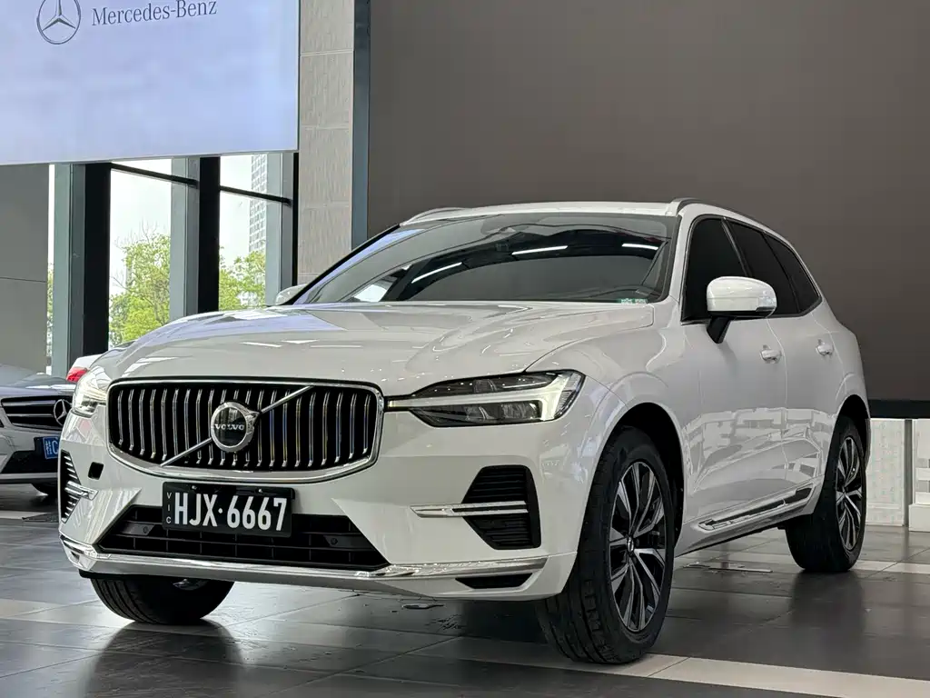 Volvo XC60 2022 — фото 1