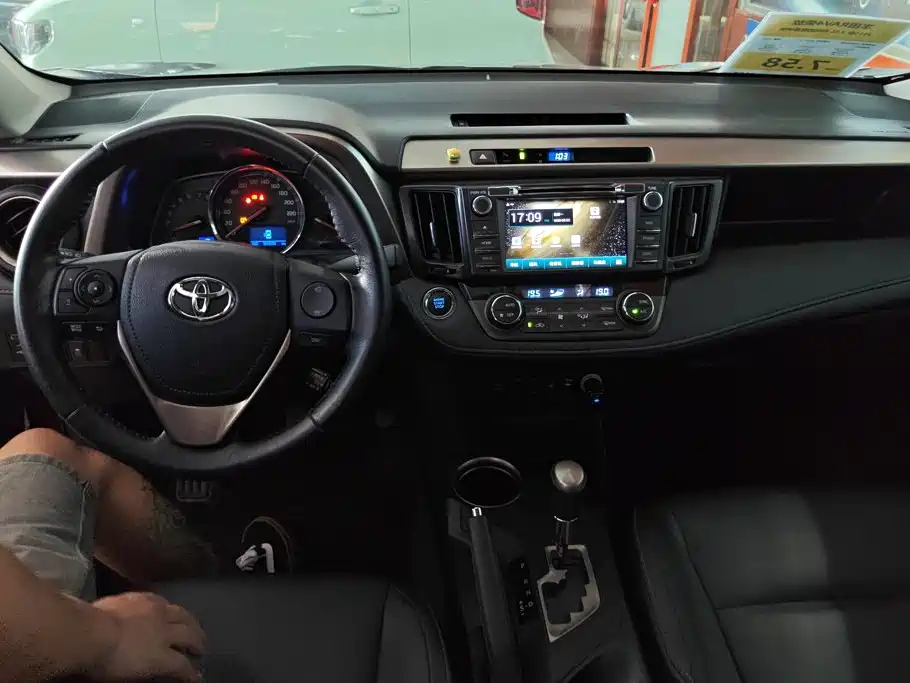 Toyota RAV4 2015 — фото 12