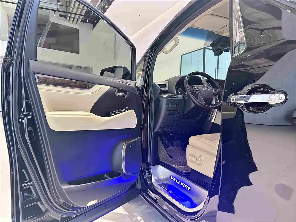 Toyota Vellfire 2022 — фото 10
