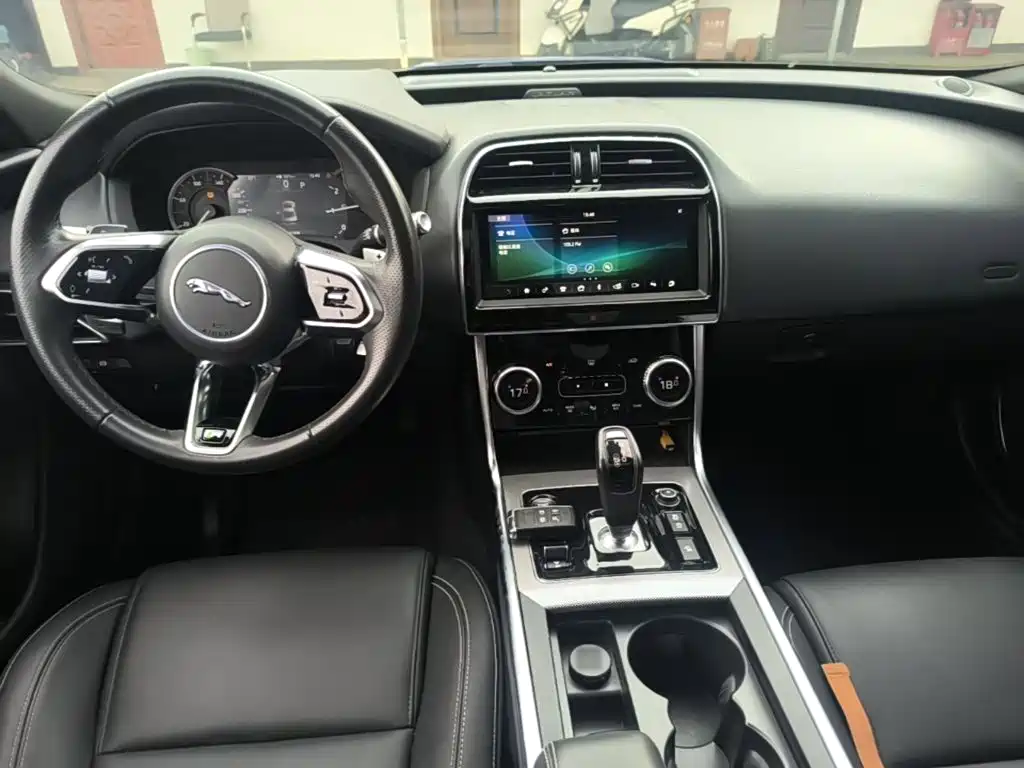 Jaguar XEL 2020 — фото 10