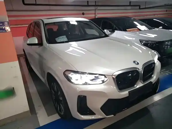 BMW iX3 2024