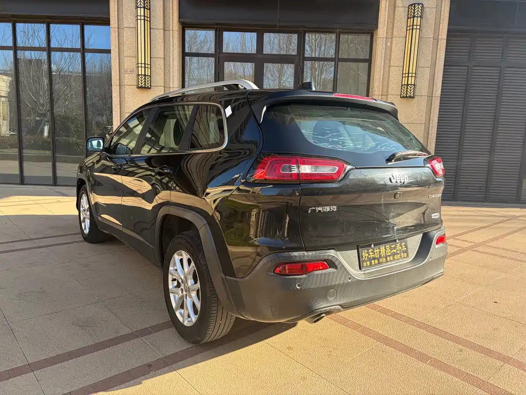 Jeep Cherokee 2016 — фото 11
