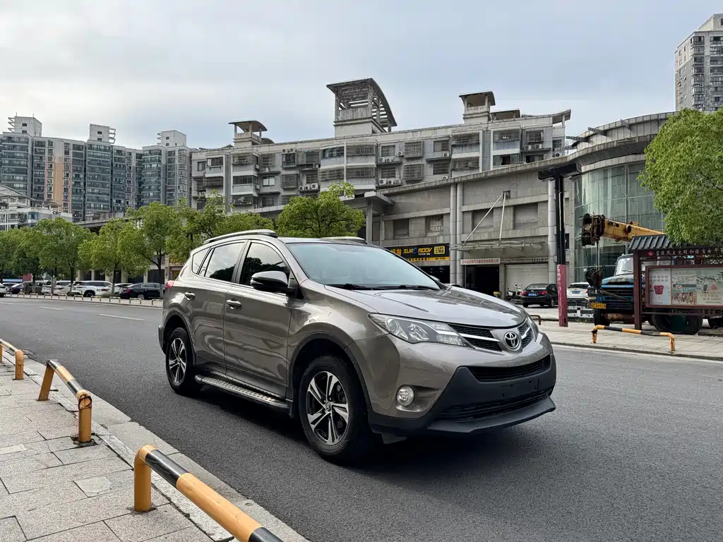 Toyota RAV4 2016 — фото 3