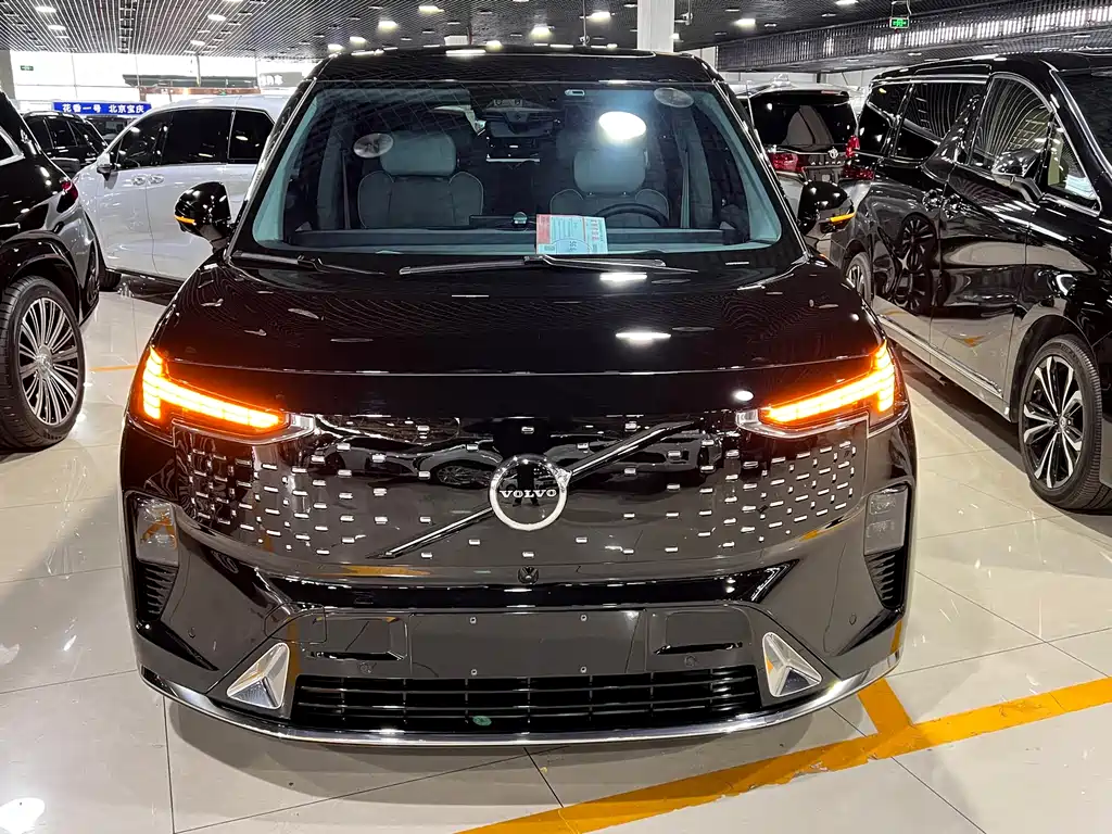 Volvo EM90 2025