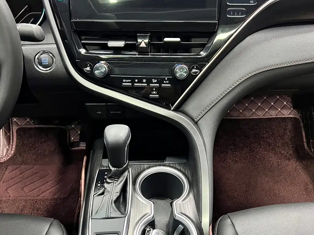 Toyota Camry 2023 — фото 12