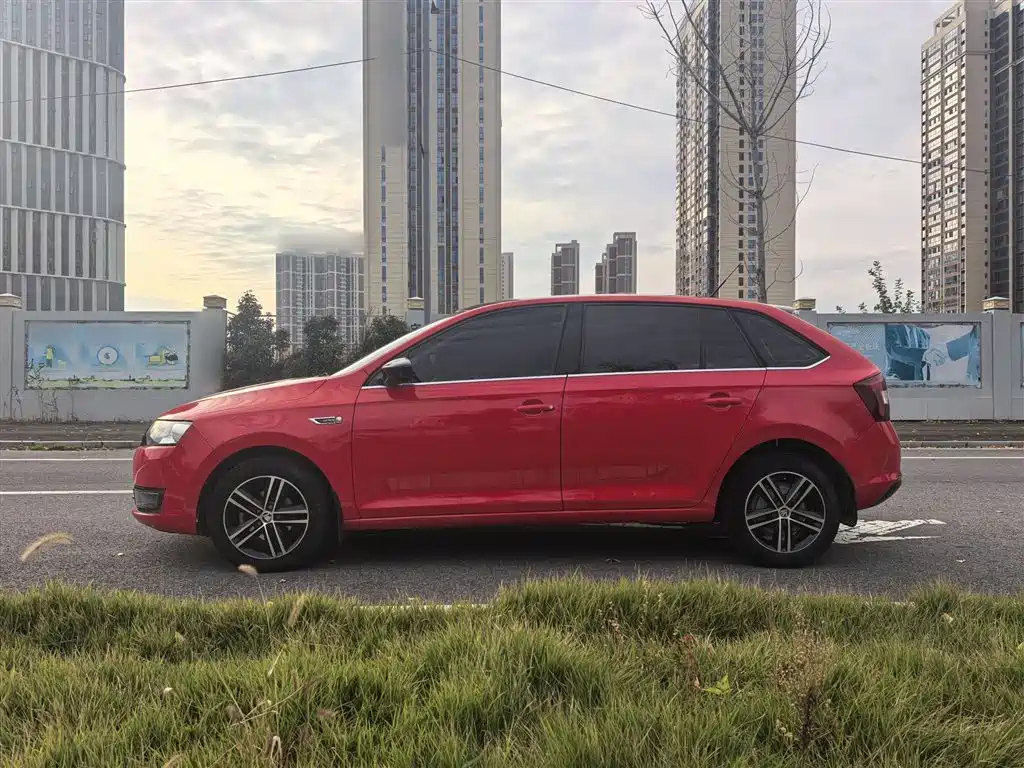 Skoda Rapid Spaceback 2016 — фото 17