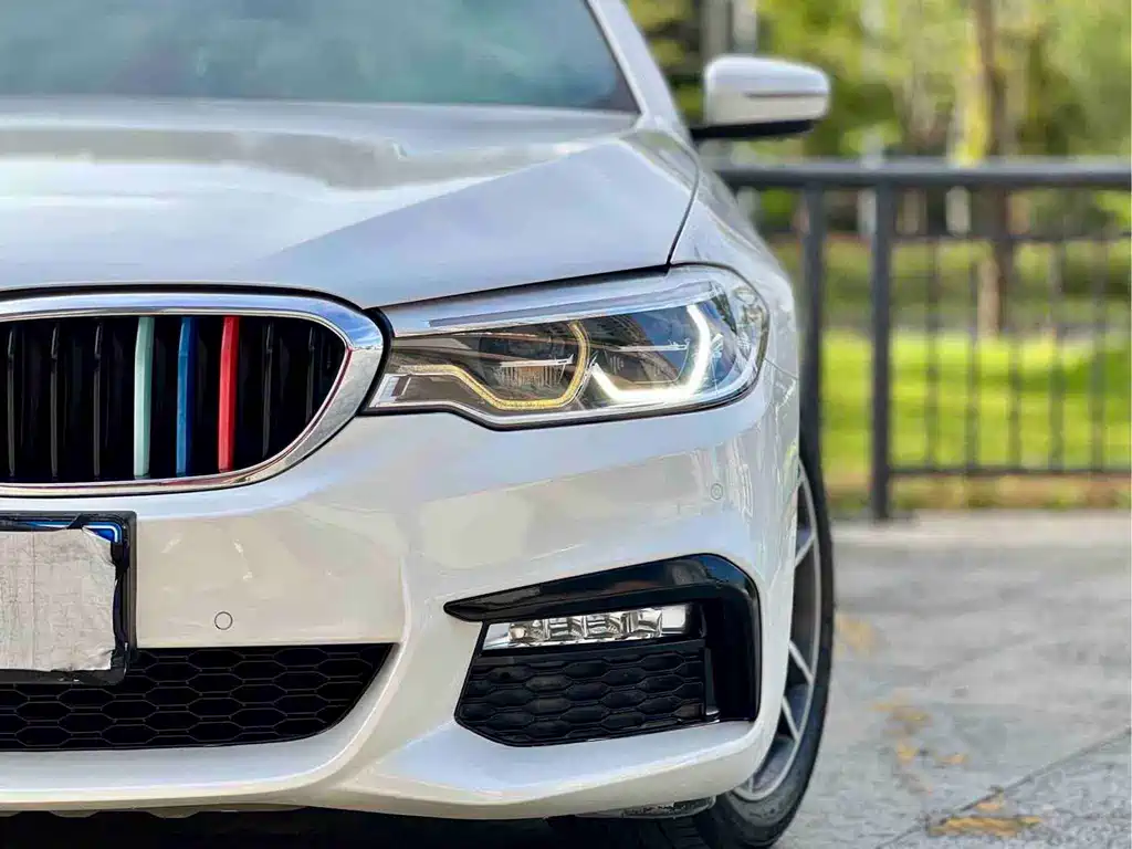 BMW 5 Series 2018 — фото 10