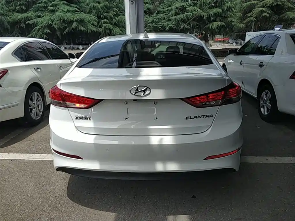 Hyundai Elantra 2019 — фото 6