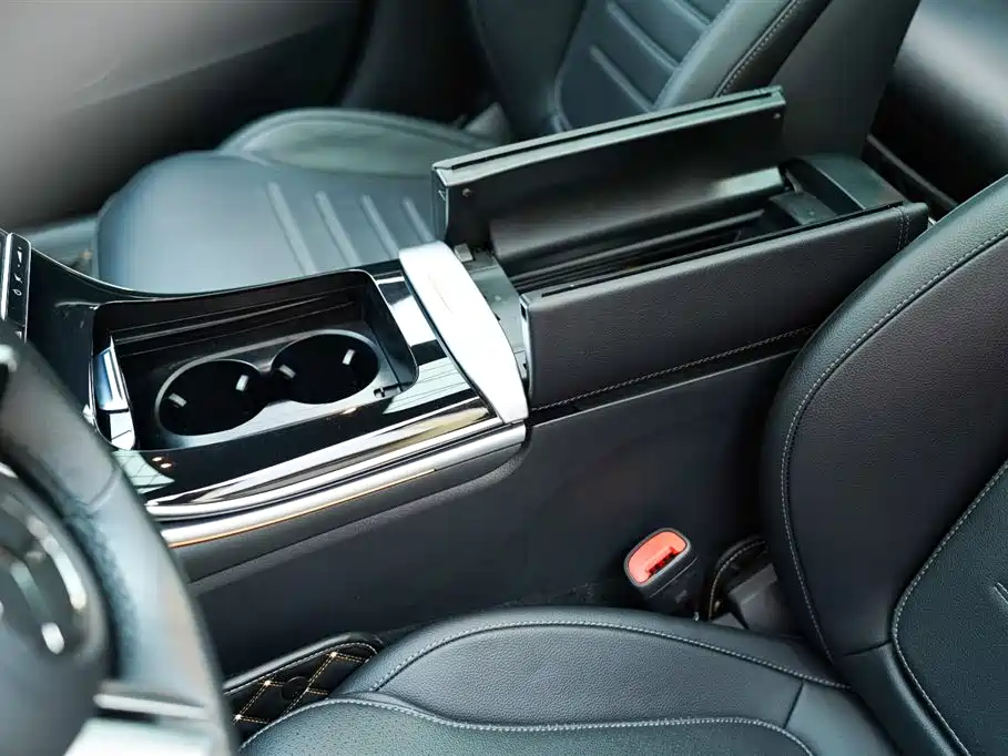 Mercedes-Benz C-Class 2023 — фото 10