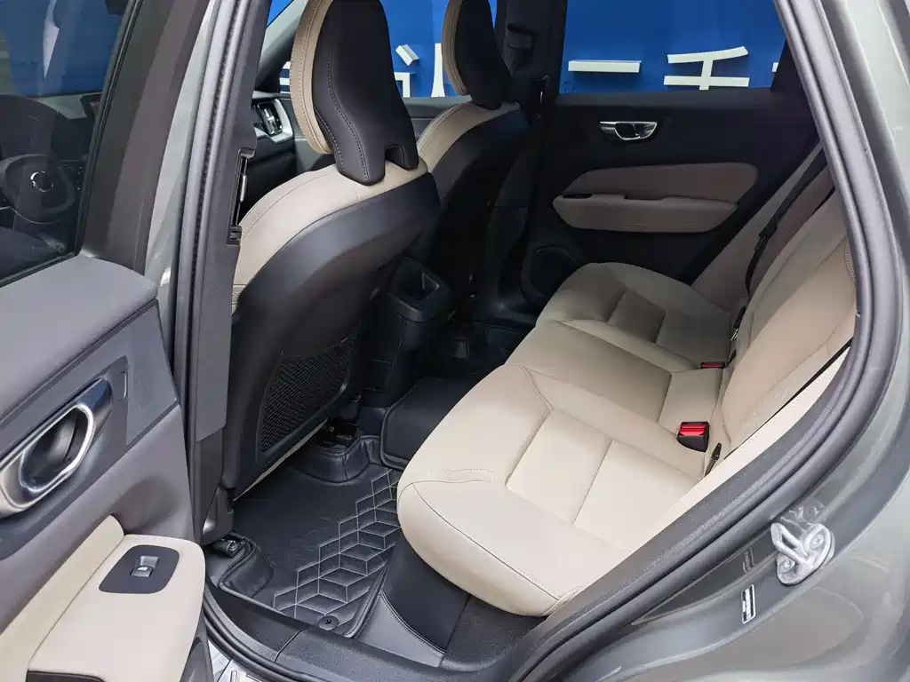 Volvo XC60 2025 — фото 10