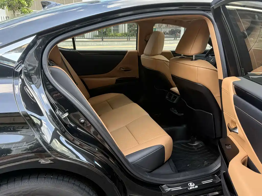 Lexus ES 2022