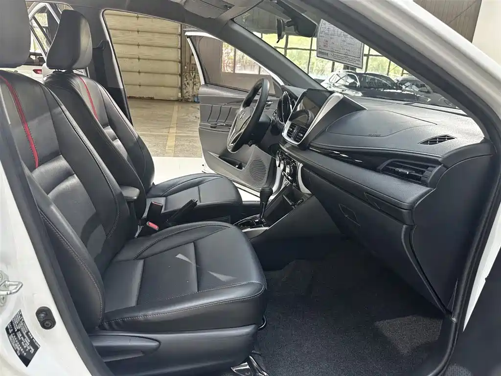Toyota Yaris L 2022 — фото 10