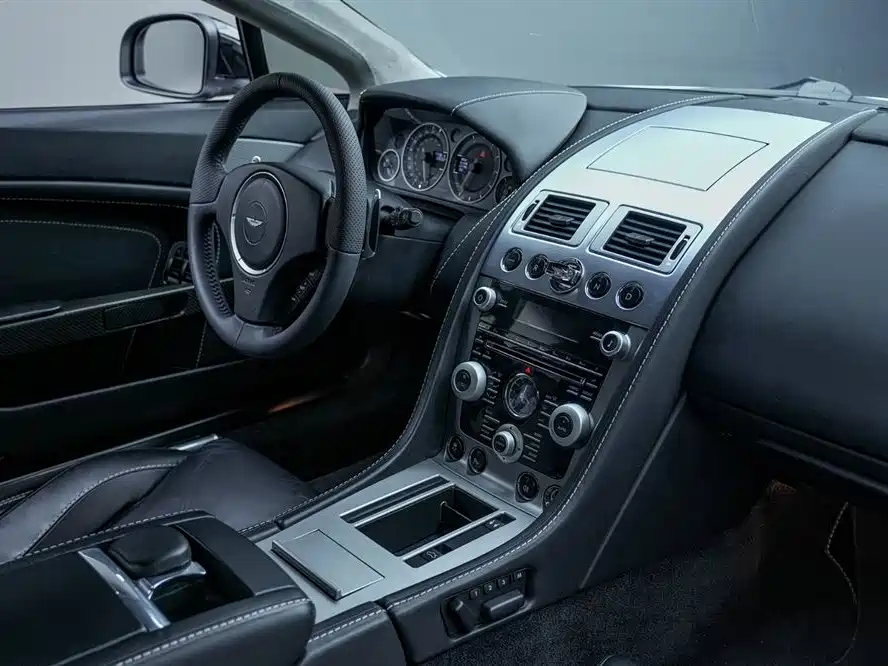 Aston Martin V8 Vantage 2011 — фото 12