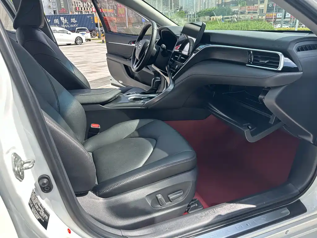 Toyota Camry 2023 — фото 12