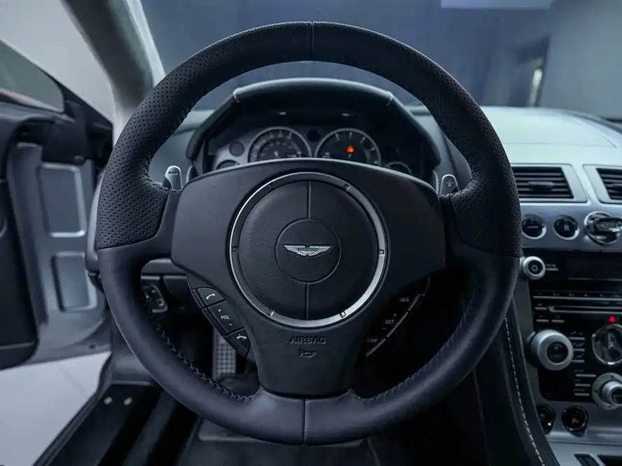 Aston Martin V8 Vantage 2011 — фото 10