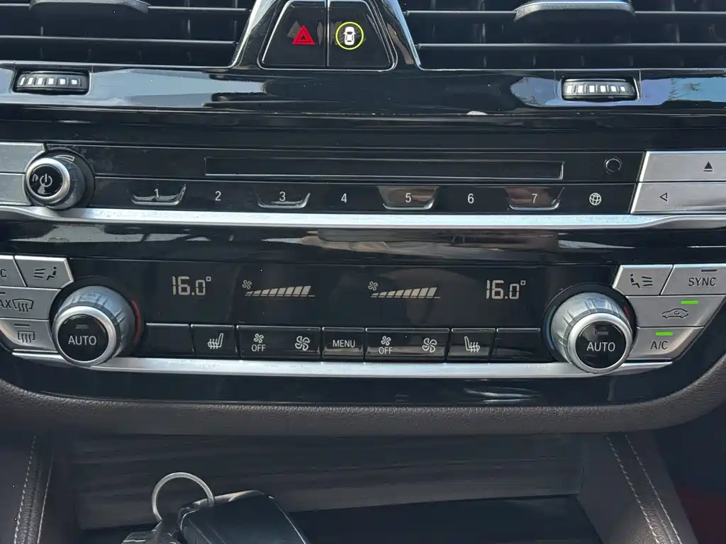 BMW 5 Series New Energy 2019 — фото 11