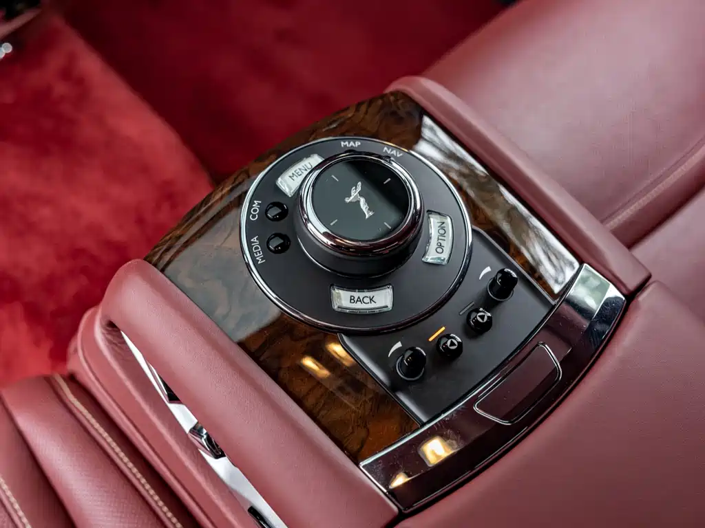 Rolls-Royce Ghost 2019 — фото 24
