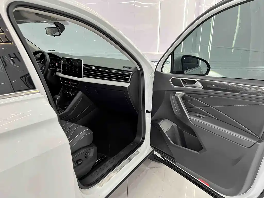Volkswagen Tiguan L 2023 — фото 19