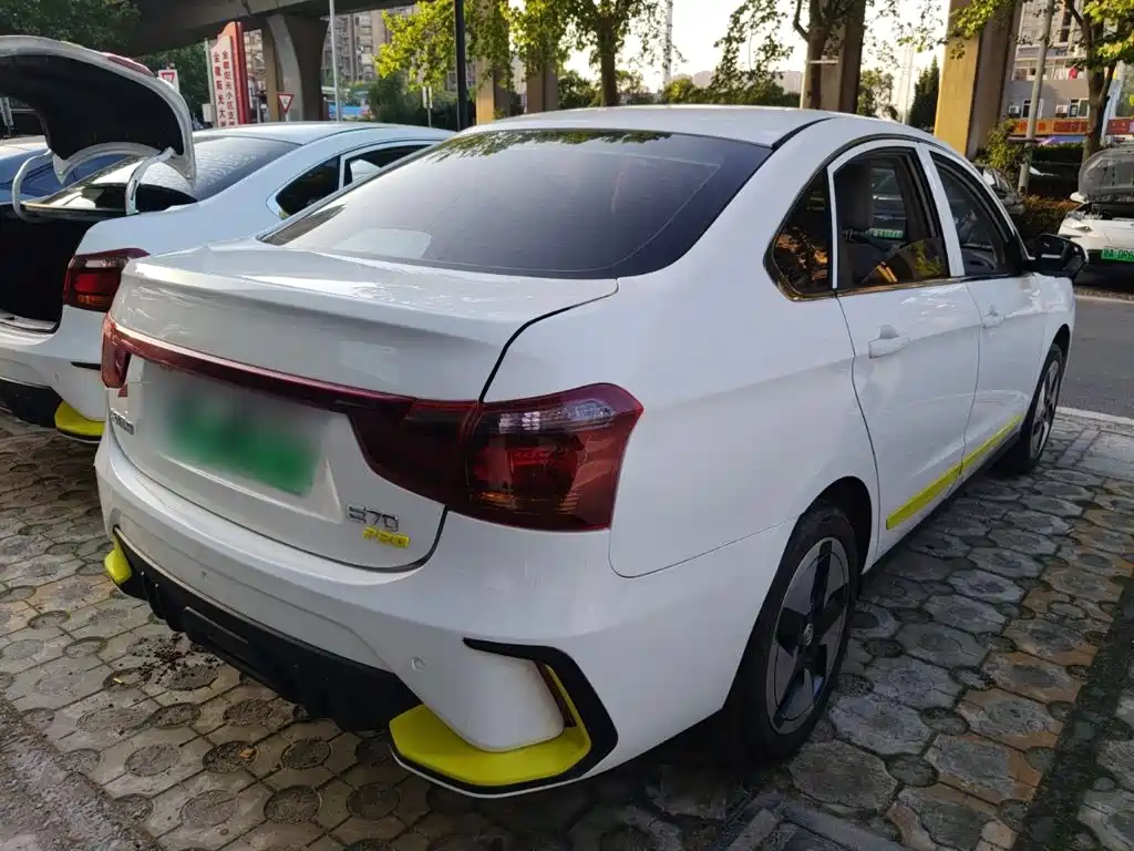 Dongfeng E70 2023