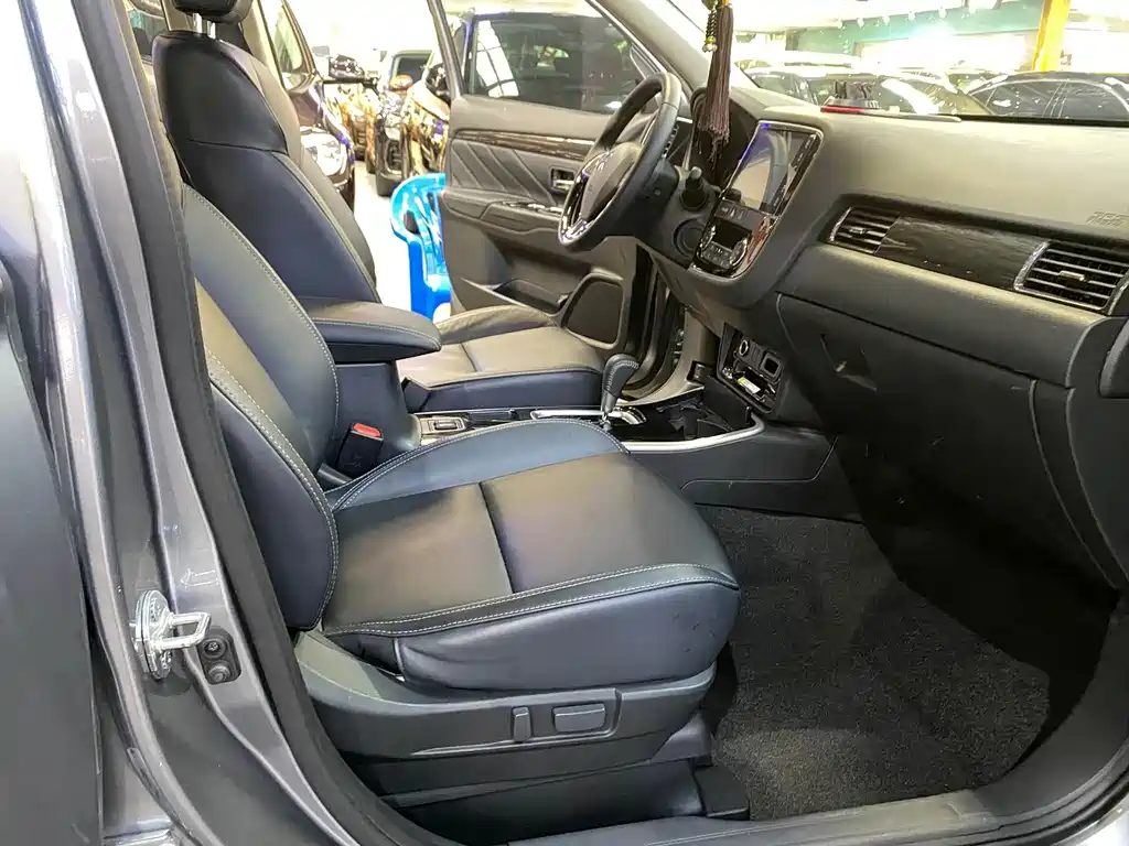 Mitsubishi Outlander 2020 — фото 11