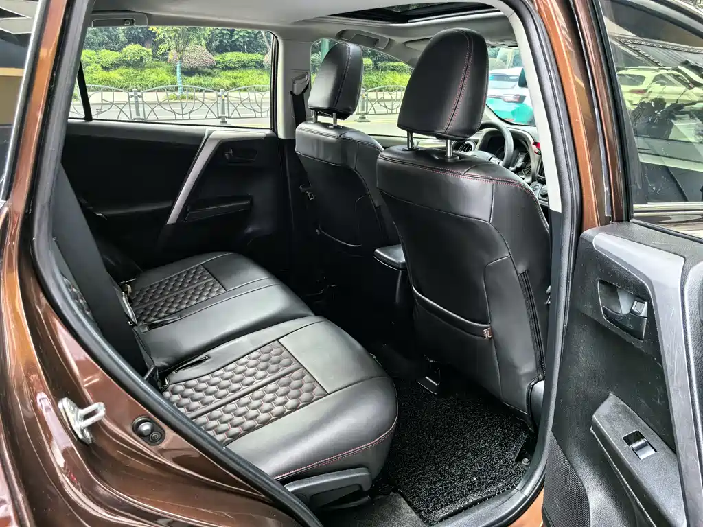 Toyota RAV4 2019 — фото 18