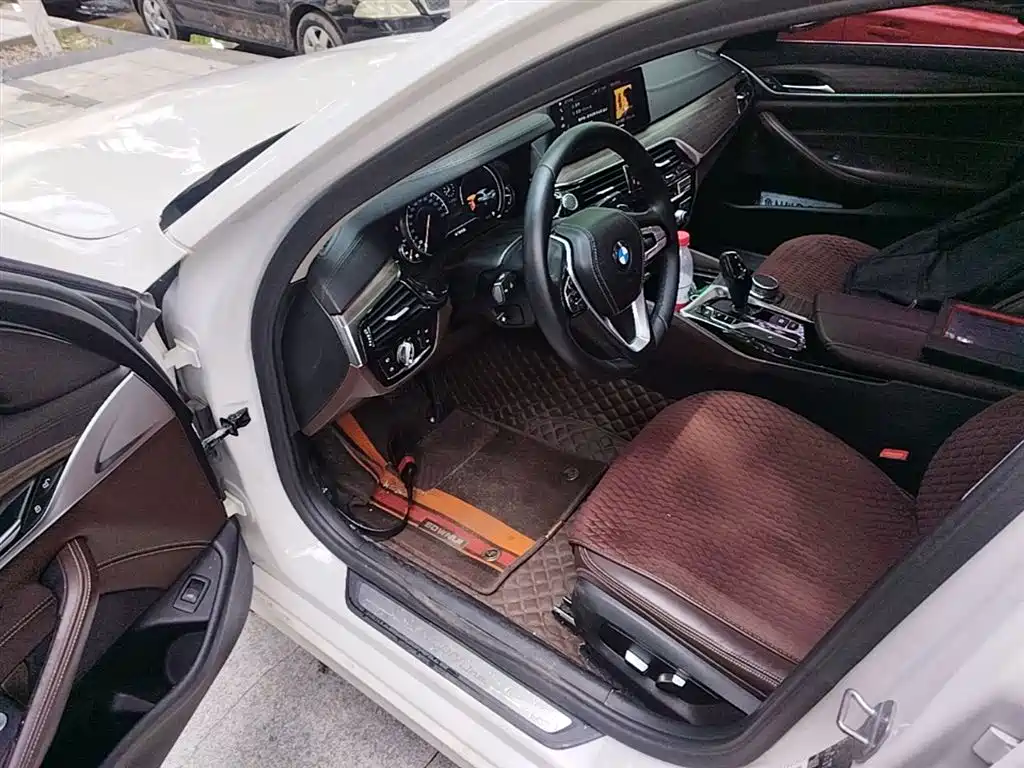 BMW 5 Series 2018 — фото 16