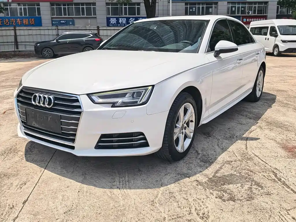 Audi A4L 2018 — фото 1