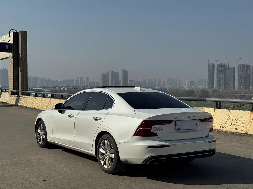 Volvo S60 2021 — фото 10