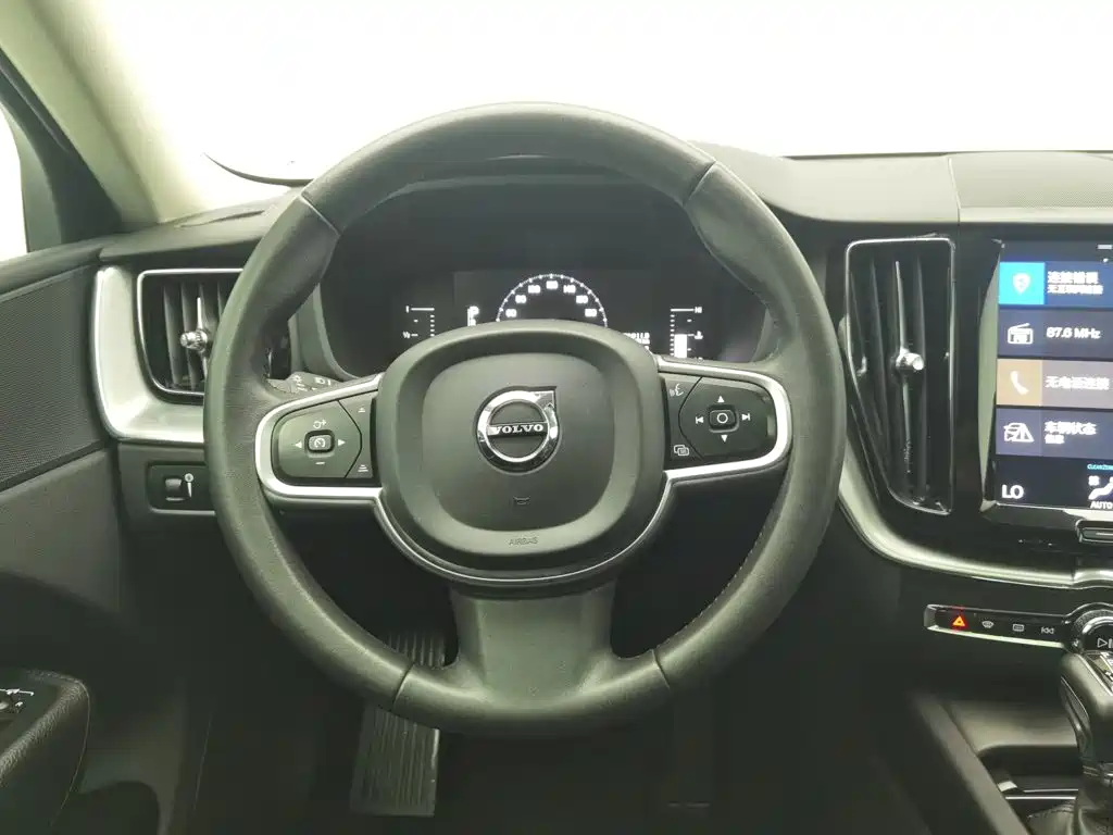 Volvo XC60 2018 — фото 11