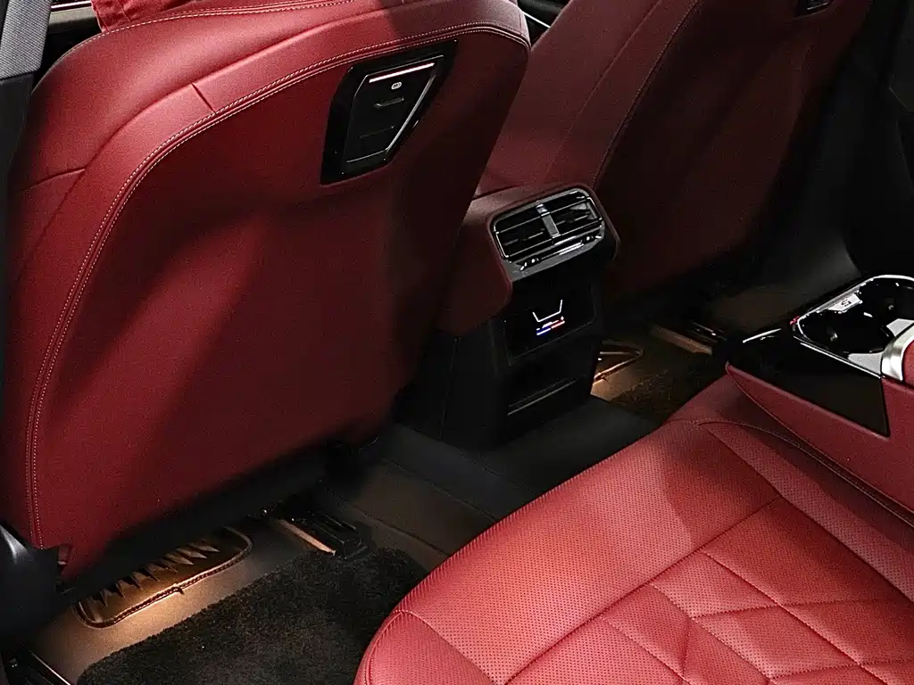 BMW 5 Series 2025 — фото 13