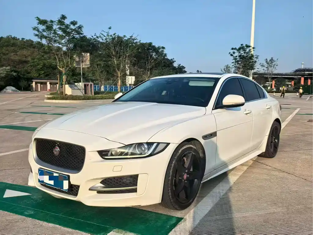 Jaguar XE 2017 — фото 1
