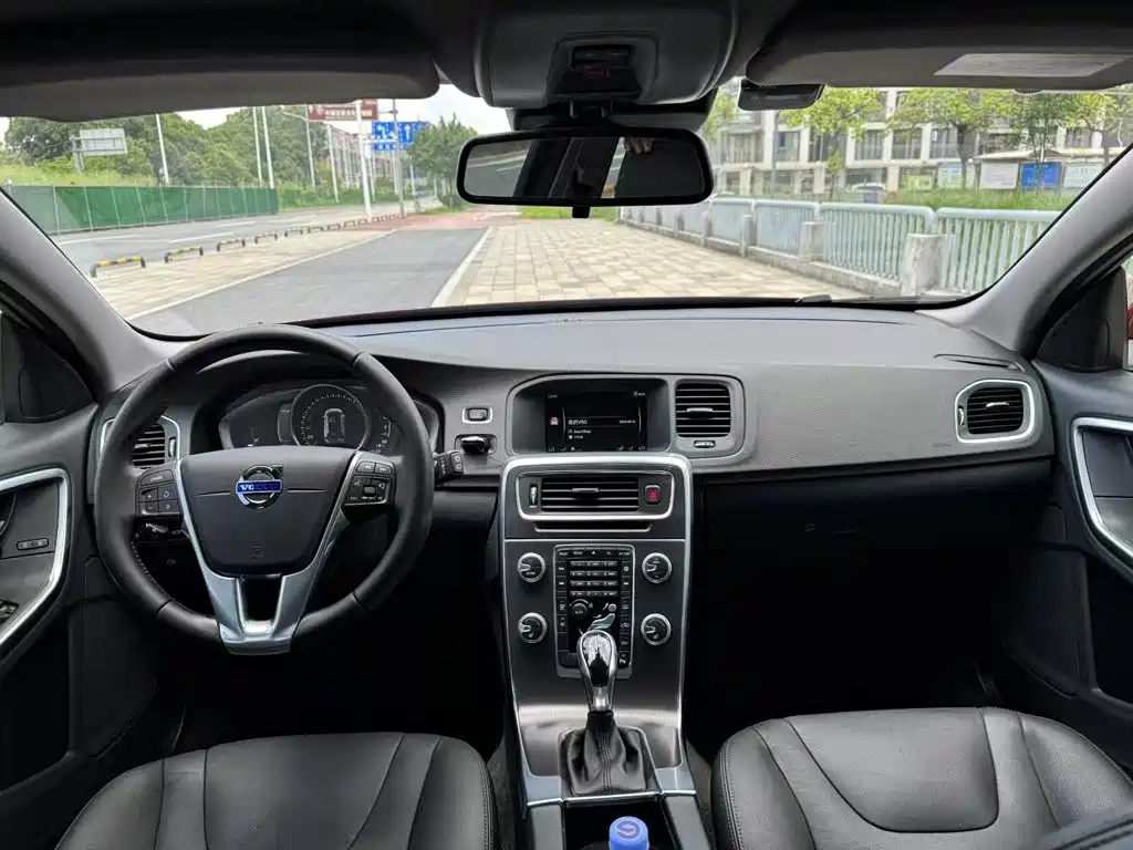 Volvo V60 2016 — фото 14