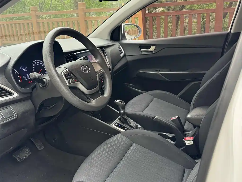 Hyundai Verna 2017 — фото 10