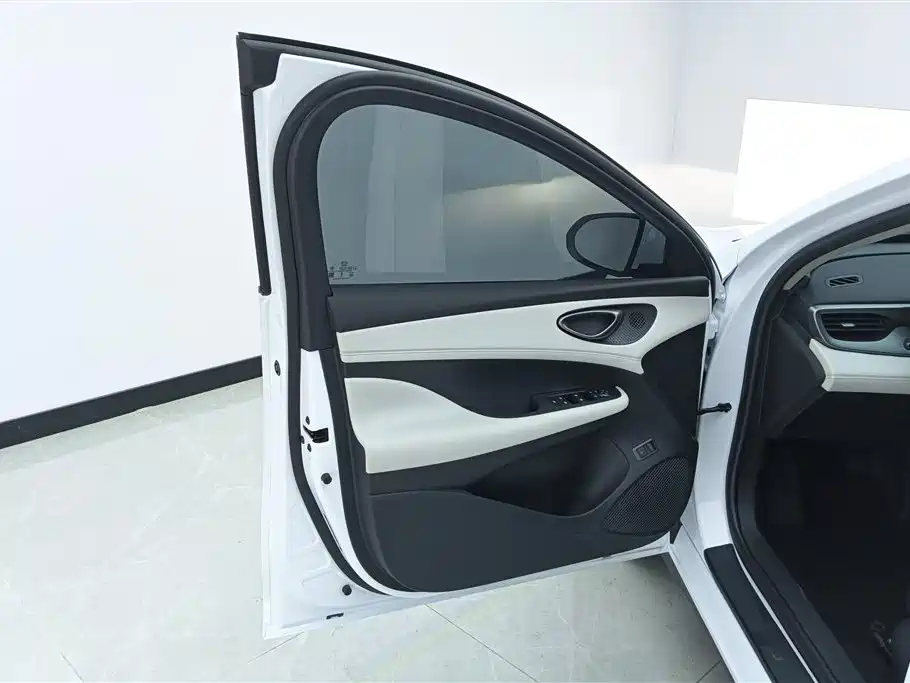 BYD Seal 05 DM-i 2025 — фото 7