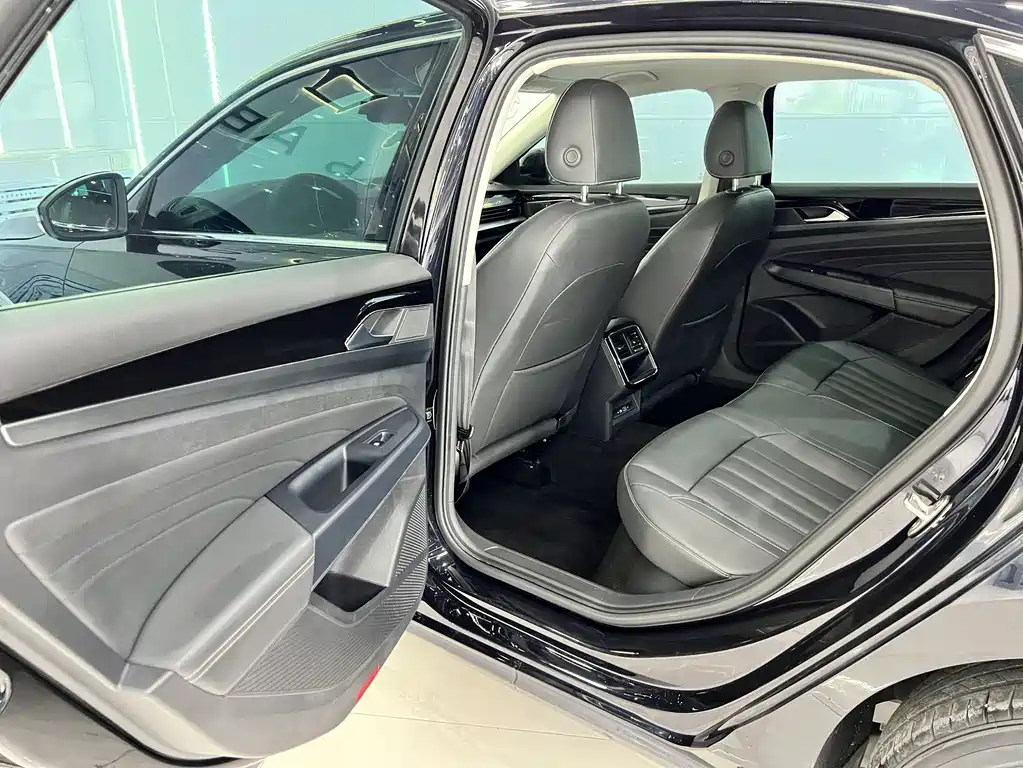 Volkswagen Passat 2023 — фото 13